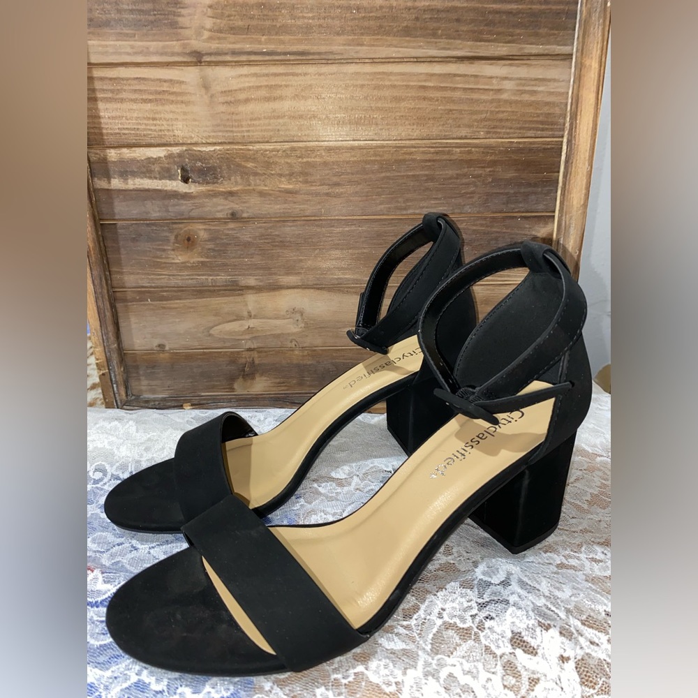 BRAND NEW Black Heels